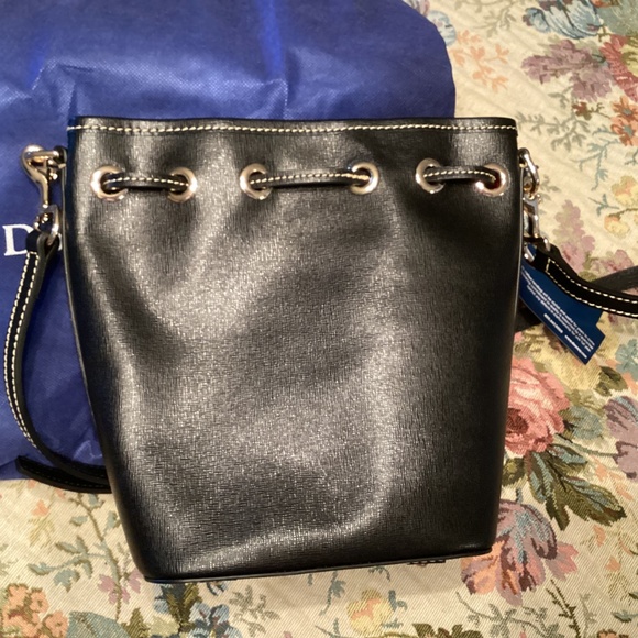 BLACK DOONEY & BOURKE SAFFIANO DRAWSTRING CROSSBODY NWT - Picture 8 of 11